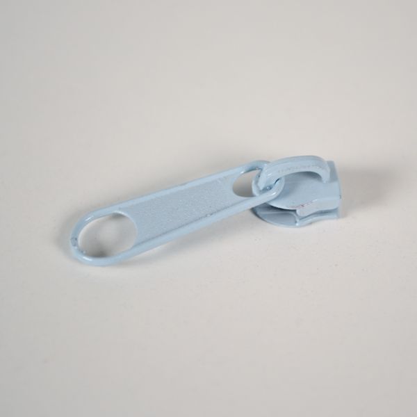 Kovinski ključek TKY z vleko za zadrgo #3 mm svetlo modra