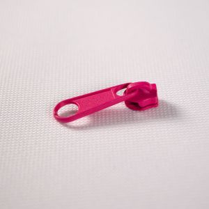 Kovinski ključek za zadrgo z vleko #3 mm fuksija