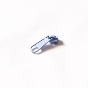 Kovinski ključek za zadrgo z vleko #3 mm svetlo modra