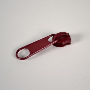 Kovinski ključek TKY z vleko za zadrgo #3 mm bordo
