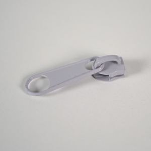 Kovinski ključek TKY z vleko za zadrgo #3 mm svetlo siva